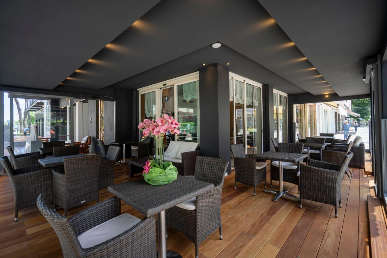 Hotel Mocambo Riccione Exteriör bild