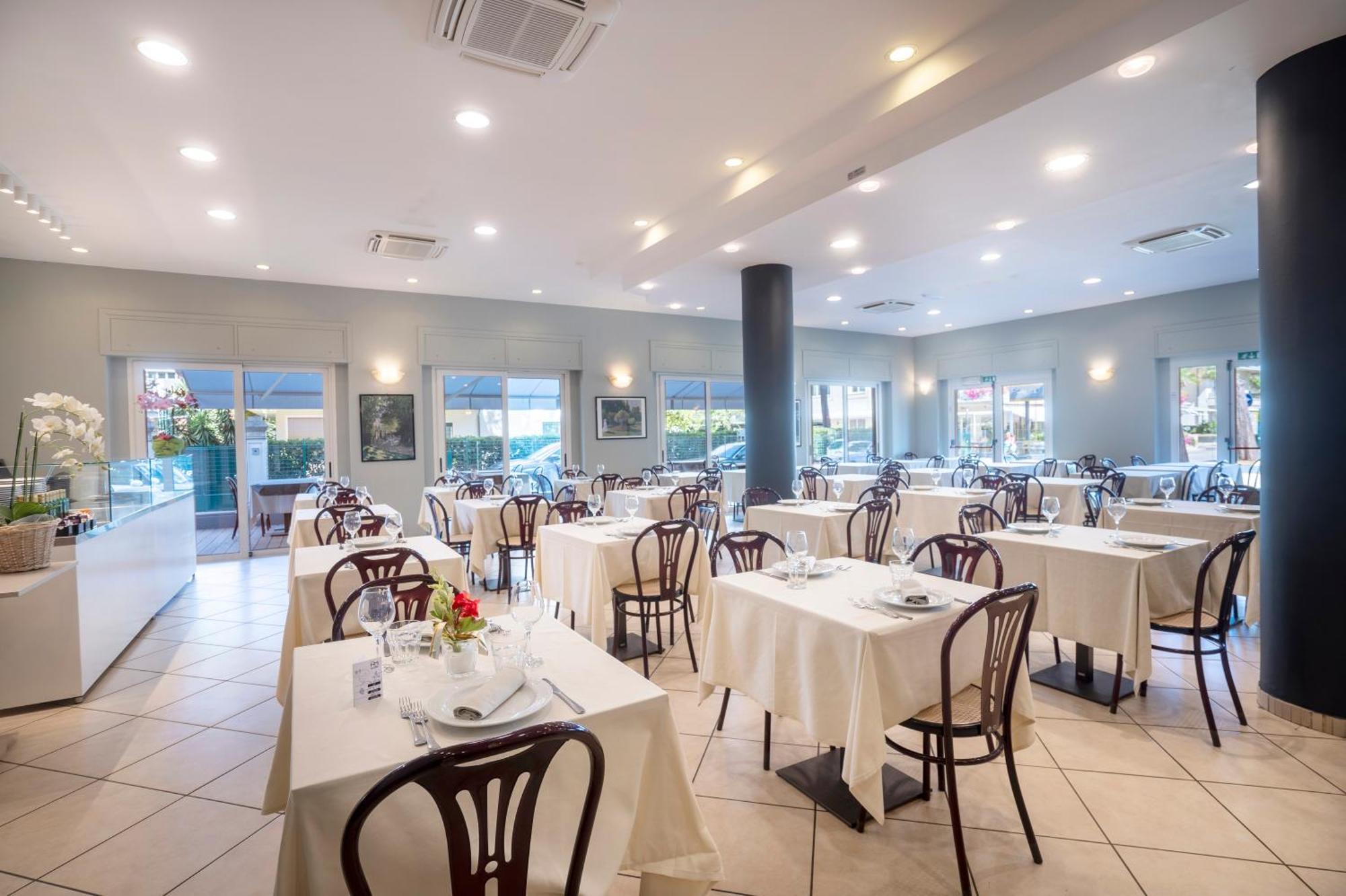 Hotel Mocambo Riccione Exteriör bild